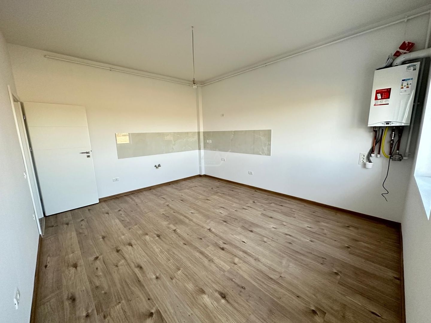 Etaj intermediar. Bloc finalizat. Loc de parcare. - Poză 2