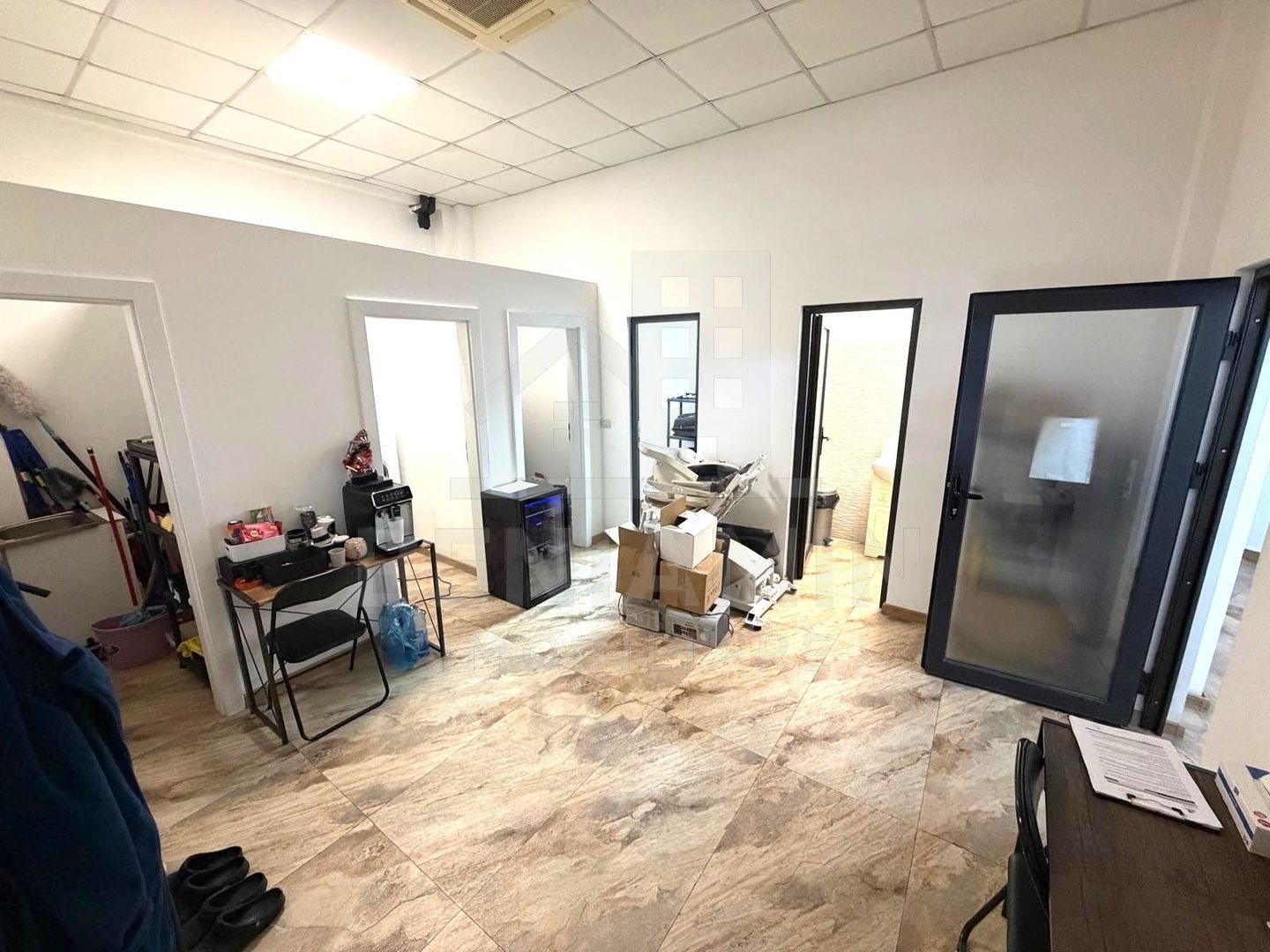 Spatiu comercial pe Bulevardul Decebal - Rovine - Helmat 100mp - Poză 4
