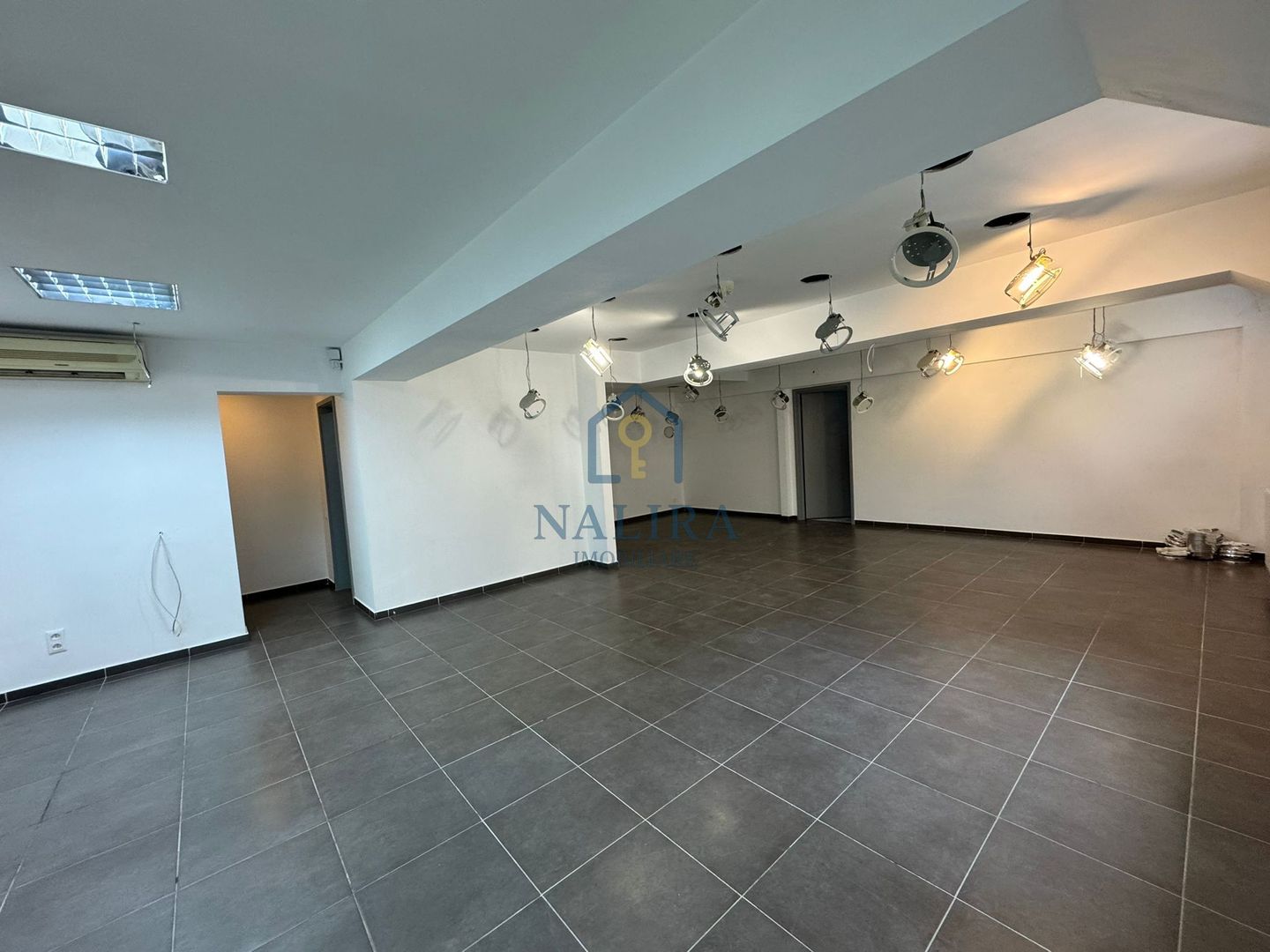 Spatiu comercial de inchiriat- parter - in cladire de birouri Olteniei - Poză 3