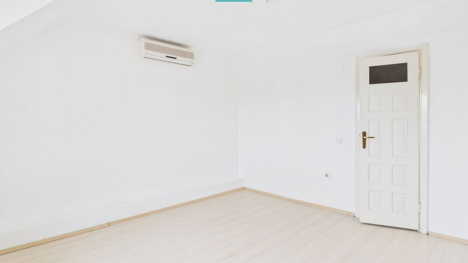 Vilă cu 5 camere pentru investiții în Dumbrăvița - Poză 5