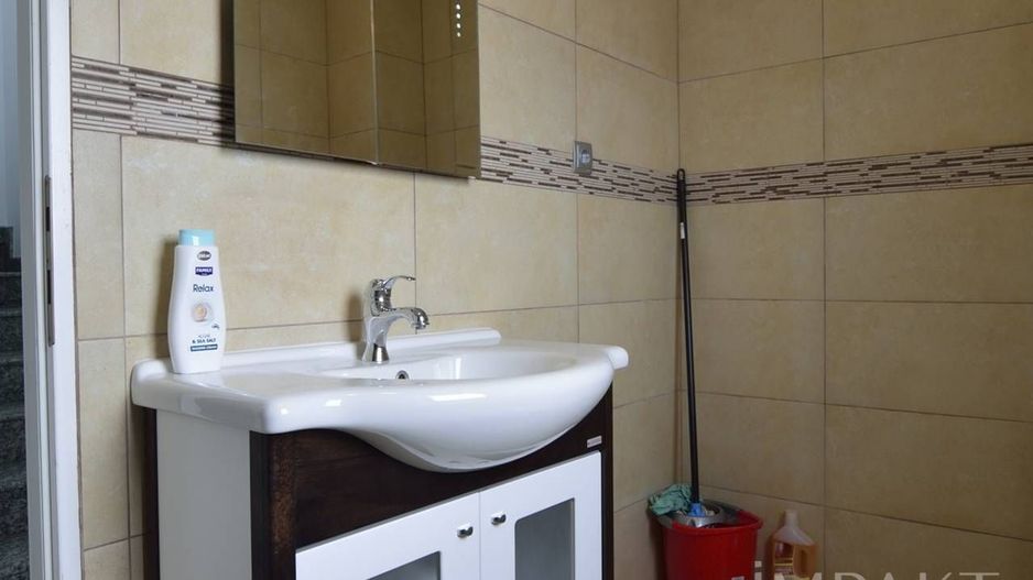 Casa cuplata cu 6 camere si curte in cartierul Intre lacuri. - Poză 16