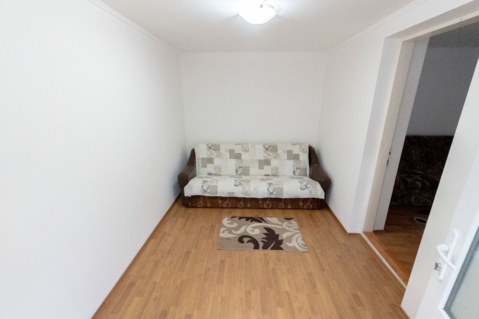 Casă cu 5 camere, complet renovată cu teren 920 mp în Tecuci - Poză 9