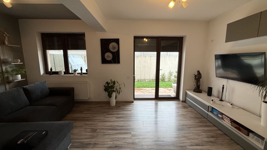 Casă înșiruită complet mobilată + curte+ 2 parcari în complex inchis! - Poză 1