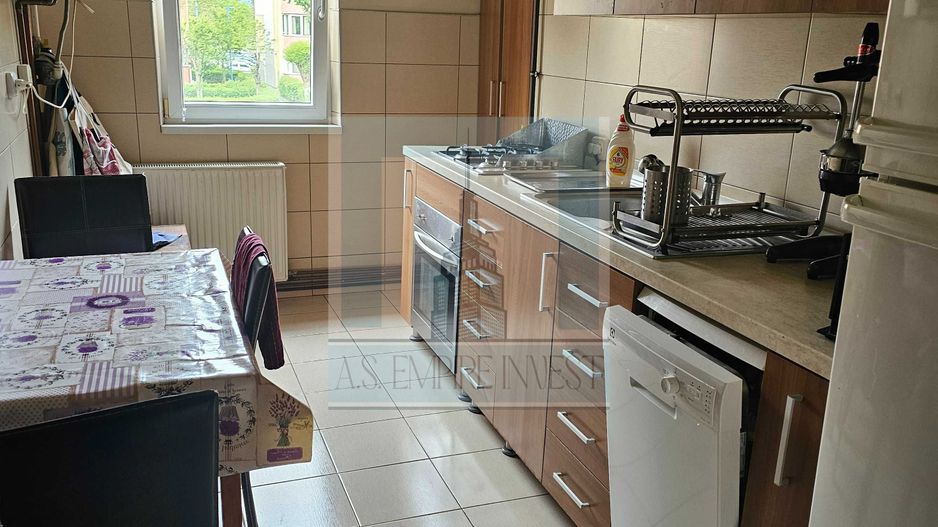 De vanzare apartament 4 camere/ zona Tractorul - Poză 3