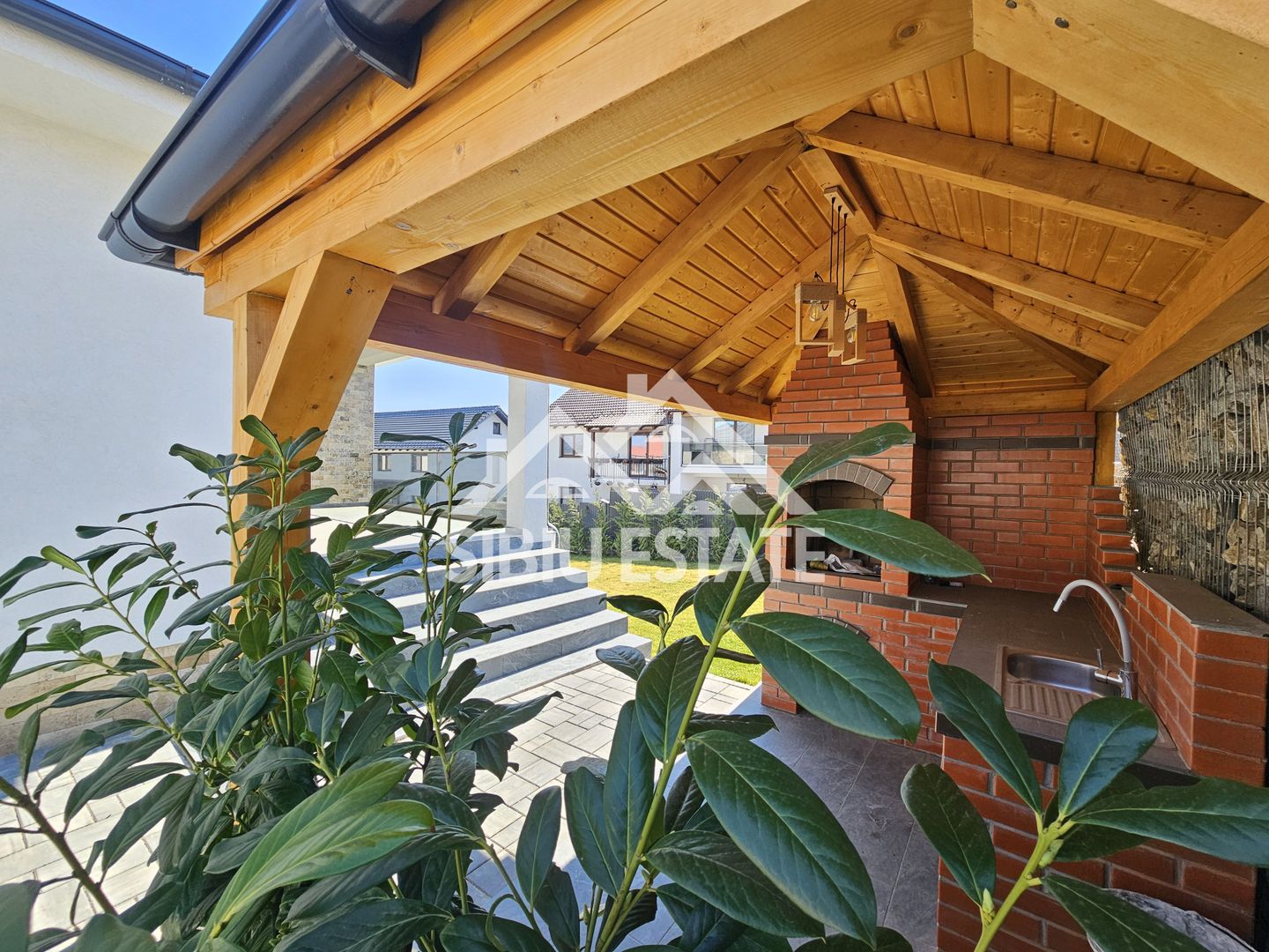 Casa Sibiu, intrare Selimbar, garaj, pivnita, curte mare - Poză 2