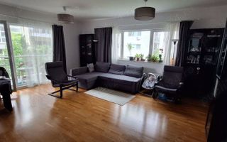 Vand apartament cu 4 camere - Poză 1