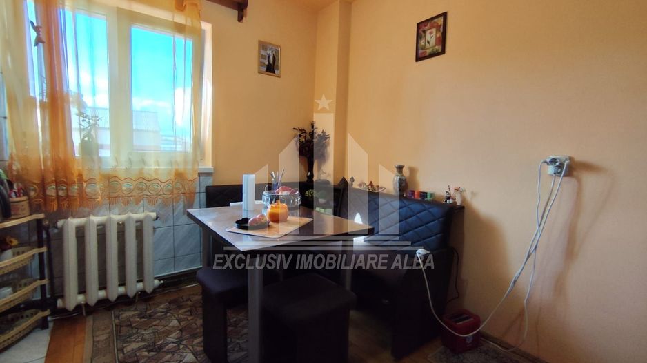 Apartament cu 3 camere de vanzare, Cetate - Poză 3