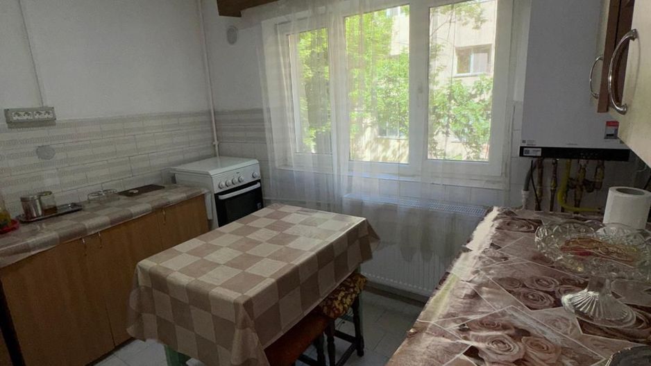 vand apartament 3 camere , zona Splai Mihai Viteazul ,et 1, incalzire - Poză 3