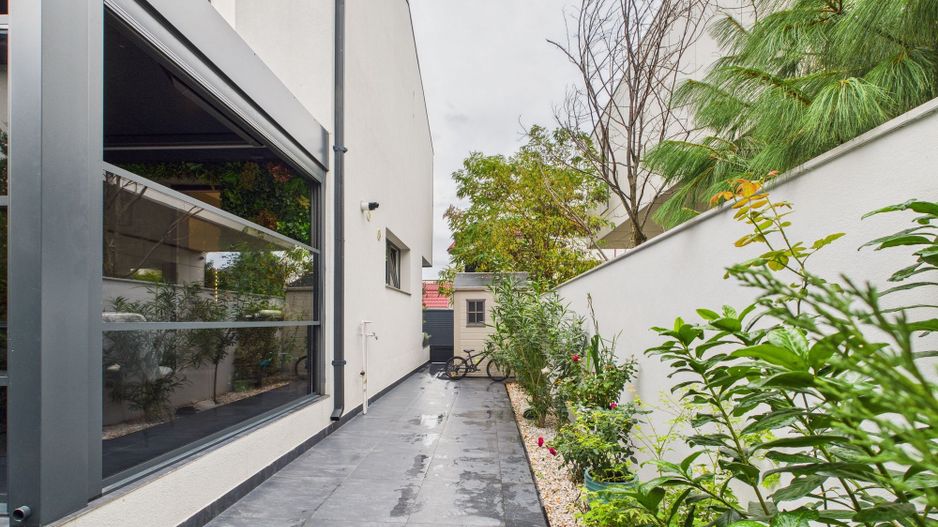 Casă modernă cu 5 camere, 4 băi și terasă închisă, Otopeni - Poză 34