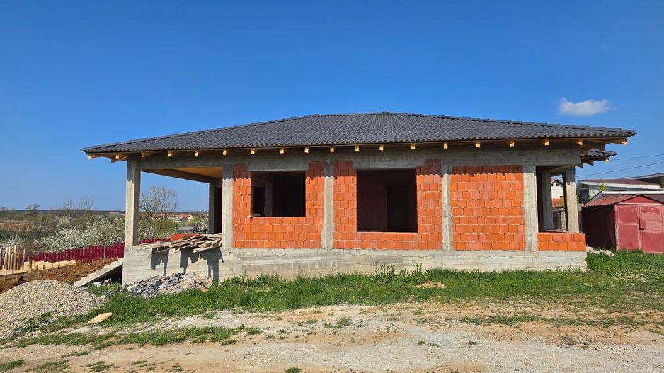 Casă la roșu în localitatea Cheriu - Poză 2