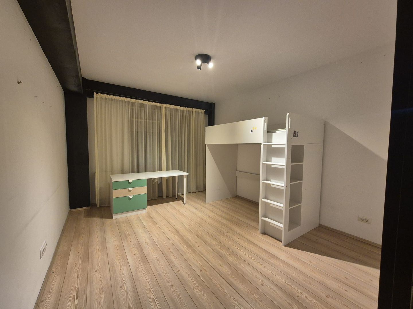 Bloc nou, sectiune mare, apartament 3 camere cu semineu, terasă mare si garaj - Poză 11