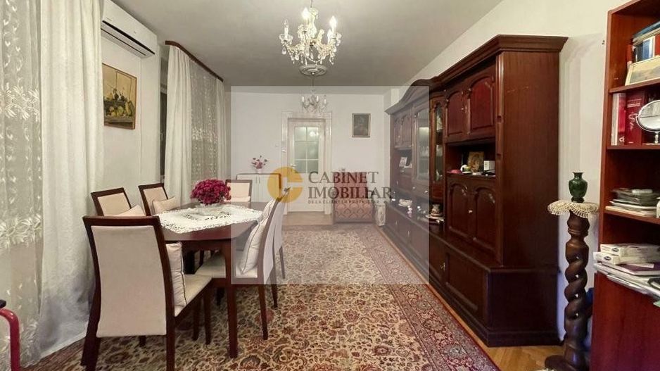 Vilă Spațioasă cu 7 Camere in Domenii – Locație Excelentă - Poză 1