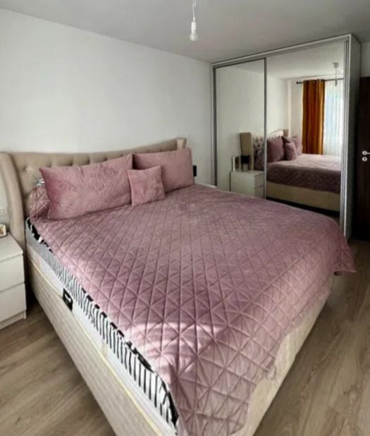 Un apartament în care priveliștea către Tâmpa face parte din experiența de zi cu - Poză 6