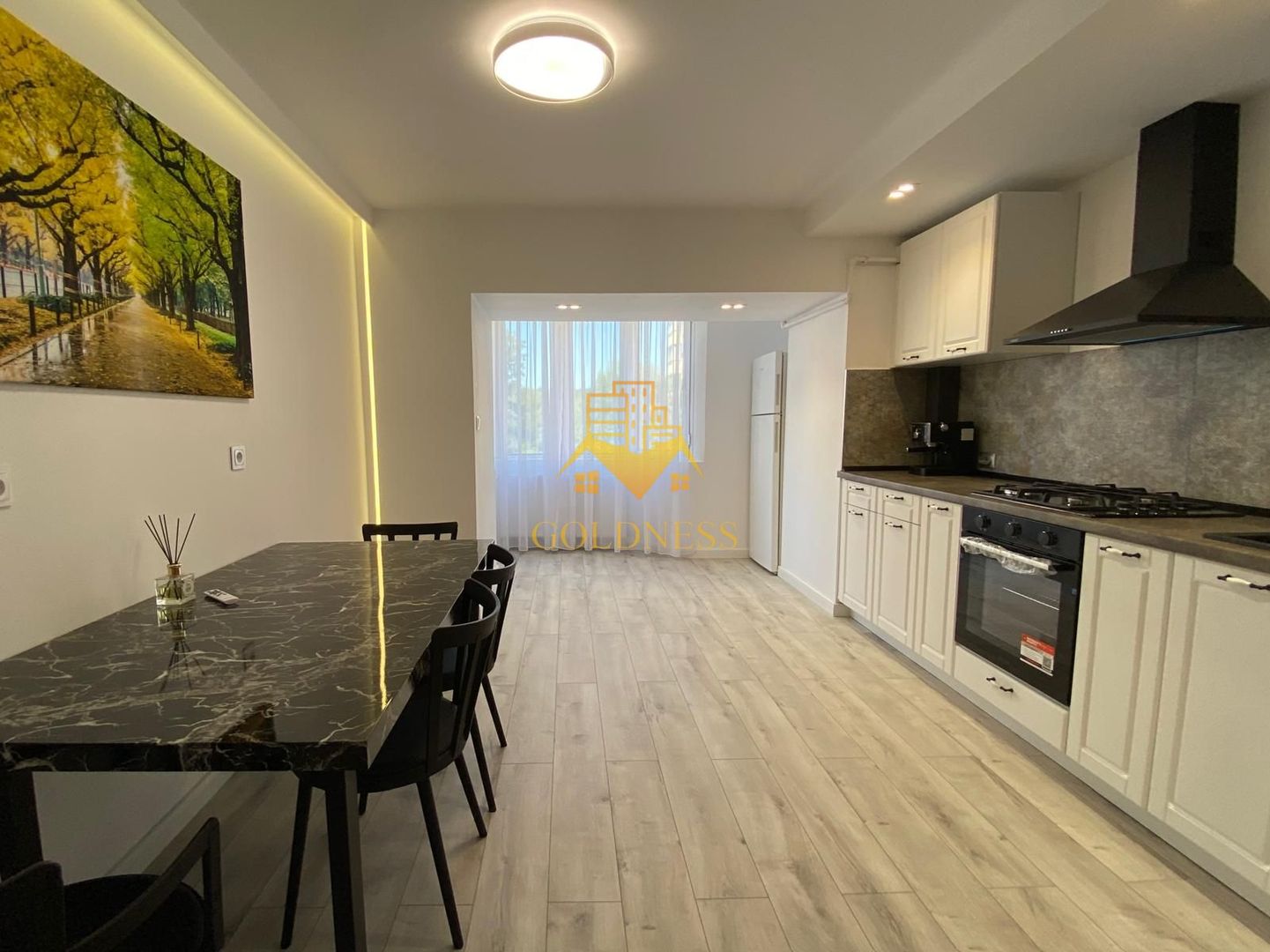 ZONA PREMIUM! AP RENOVAT! 2 camere deco, 57 mp, Plopilor, et 3/4 , sud - Poză 1