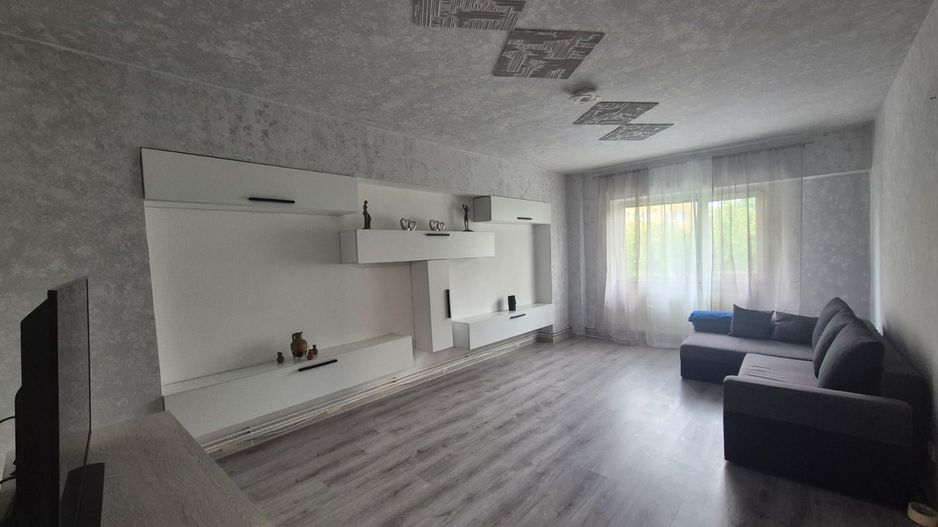 Intrare  Răcădău, apartament mobilat, liber la vânzare, însorit - Poză 5