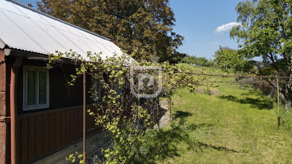 Casa bătrânească cu foișor și teren - Poză 4