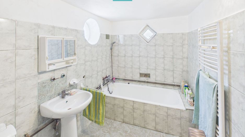Casă/vilă cu 10 camere – Ineu, centru - Poză 18