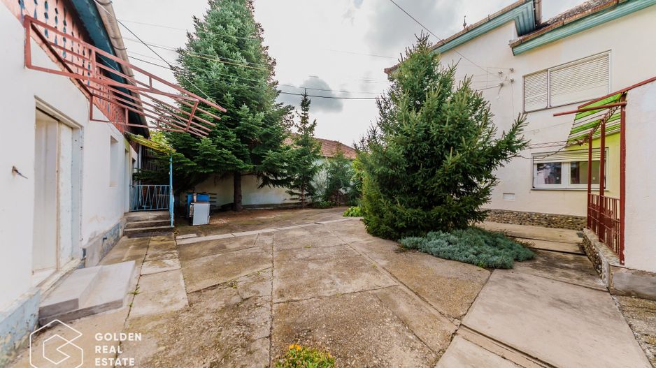 Vila superba, P+E,  Cuvin, 9 camere, 200 mp si teren 1300 mp plus anexa 3 camere - Poză 39