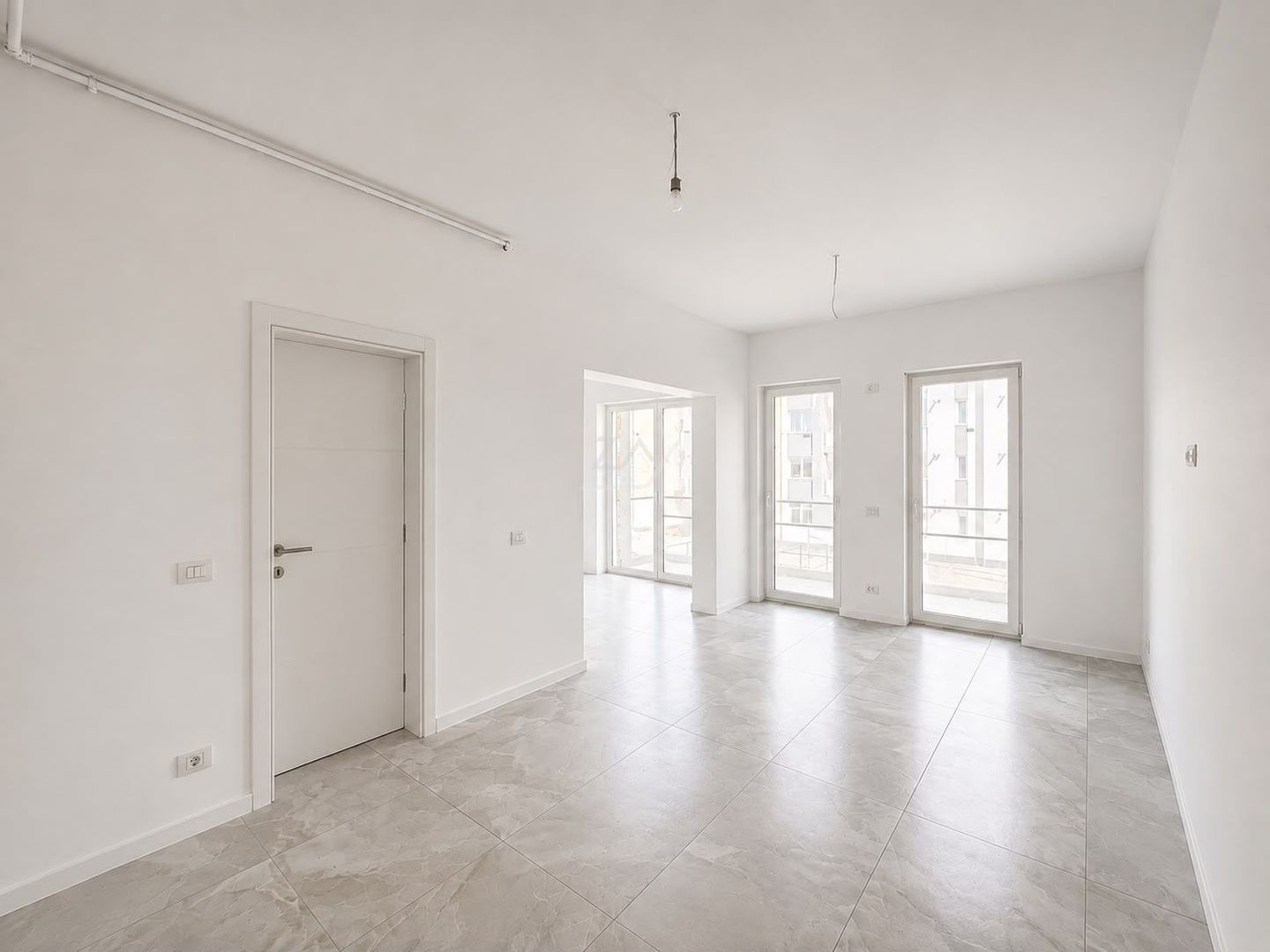 Apartament nou cu 3 camere si 2 bai. Finisaje la alegere. Etaj 1. - Poză 2