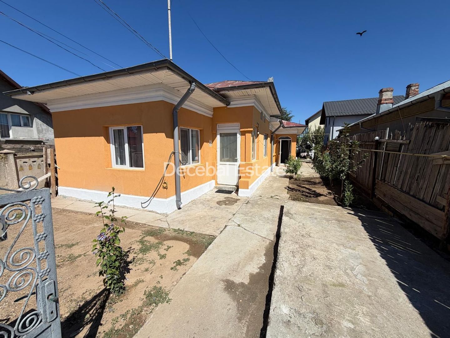Casa berceni 105 mp utili mobilat , centru curte 425mp  gaze asfalt - Poză 2