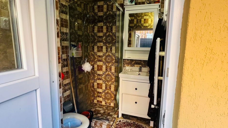 Casa cu teren , ULTRACENTRAL , singur in curte - Poză 6