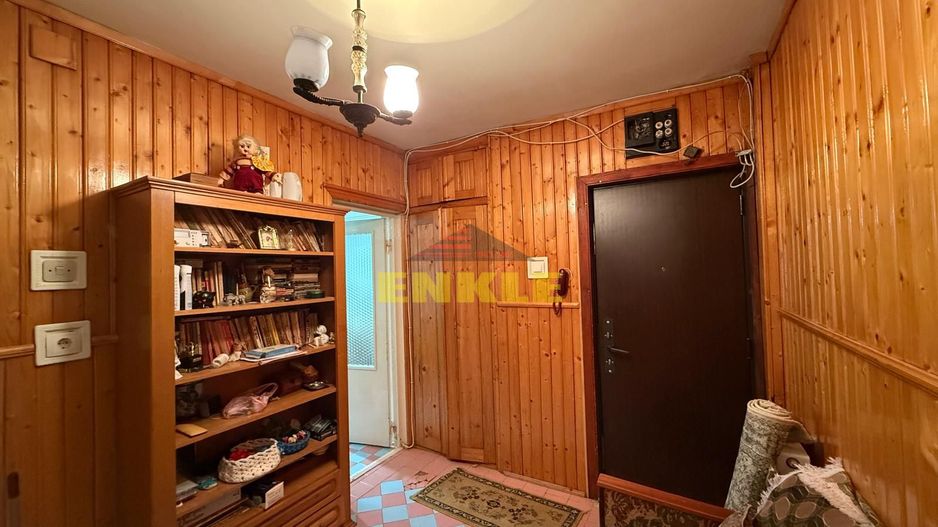 De vânzare apartament cu  3 camere, decomandat, zona Primaverii - Poză 2