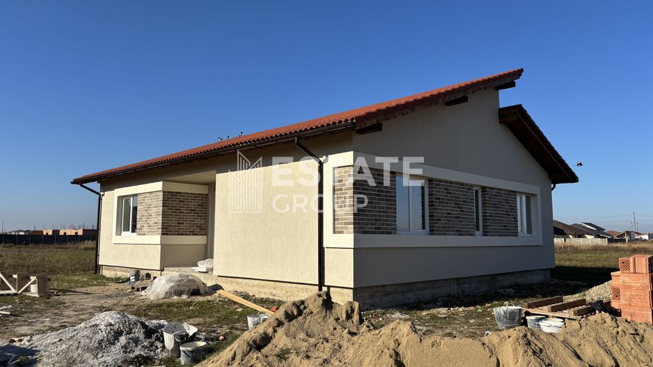 Casa individuala cu 4 camere in Mosnita Noua zona Castel - Poză 1