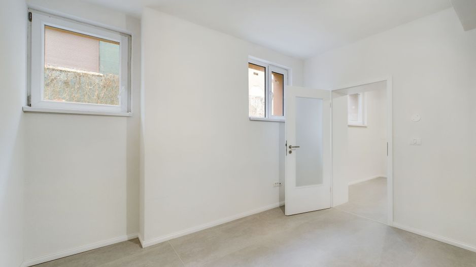 Apartament central 4 camere, foarte generos - Poză 3