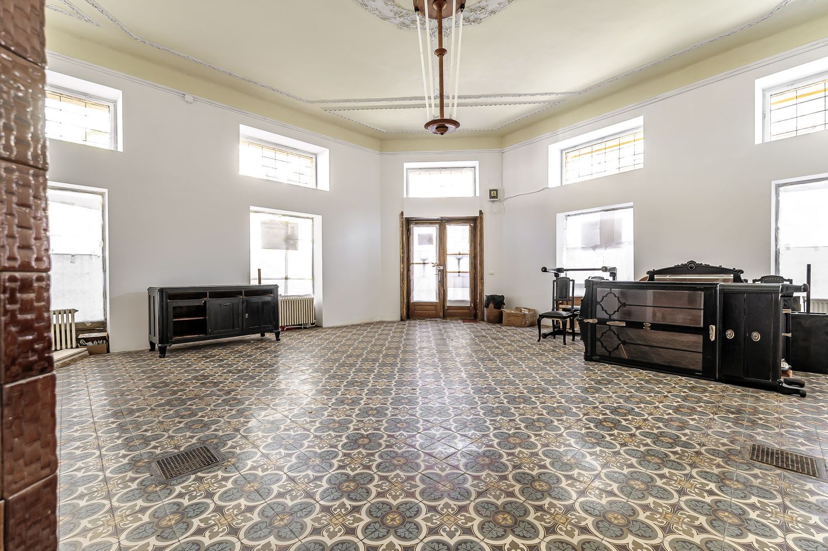 Spațiu comercial cu 5 căi de acces, clădire complet restaurată. - Poză 1