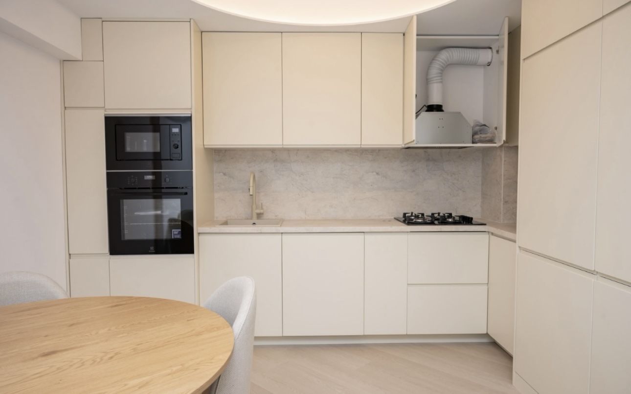 INCHIRIERE APARTAMENT 3 CAMERE COMPLEX CORTINA NORTH PIPERA - Poză 2