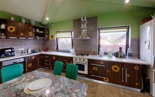 Casă spațioasă de închiriat cu 4 camere + panouri fotovoltaice-Corunca - Poză 6