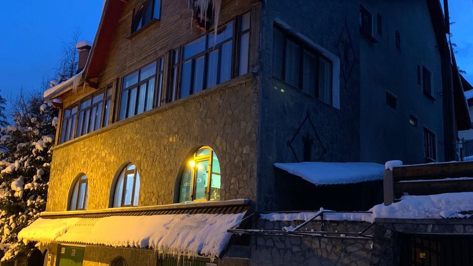 Vila Predeal 500 mp de renovat potential 6 apartamente 3 garaje - Poză 13