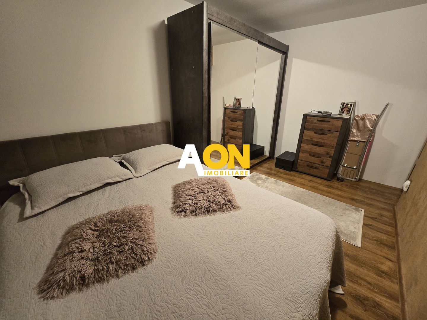 Apartament 2 Camere M-uri, Vedere spre Catedrala, Complet Renovat - Poză 7