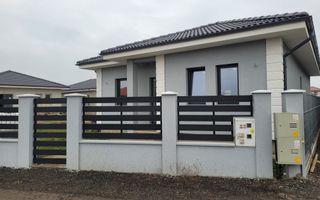 Casă de vânzare,luminoasă,ṣi bine compartimentată- orientare excelentă - Poză 2