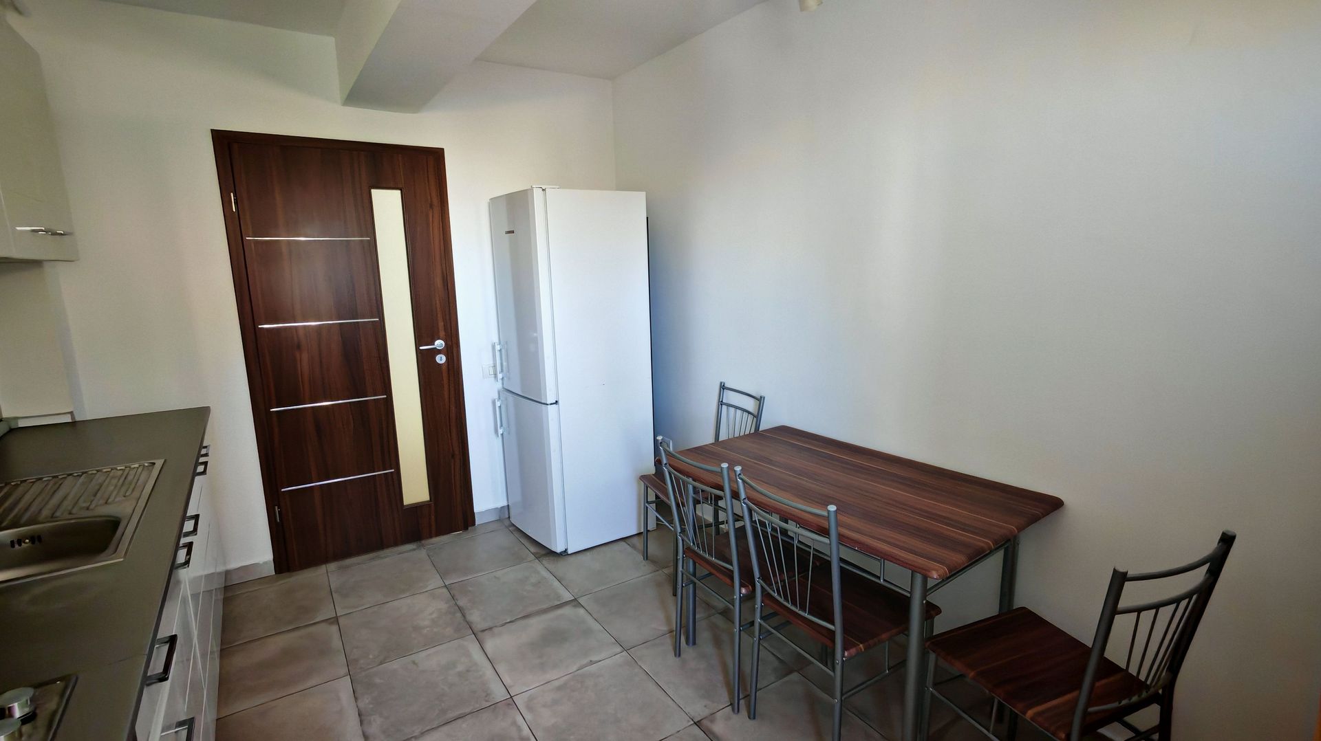 Apartament 2 camere,decomandat,bloc NOU,zona Judetean,mobilat,utilat - Poză 11