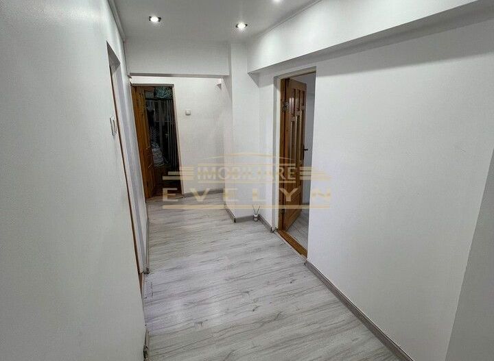 De vanzare apartament 4 camere, etaj 2, Str. Calea Nationala ( Farmacia Husac ) - Poză 7
