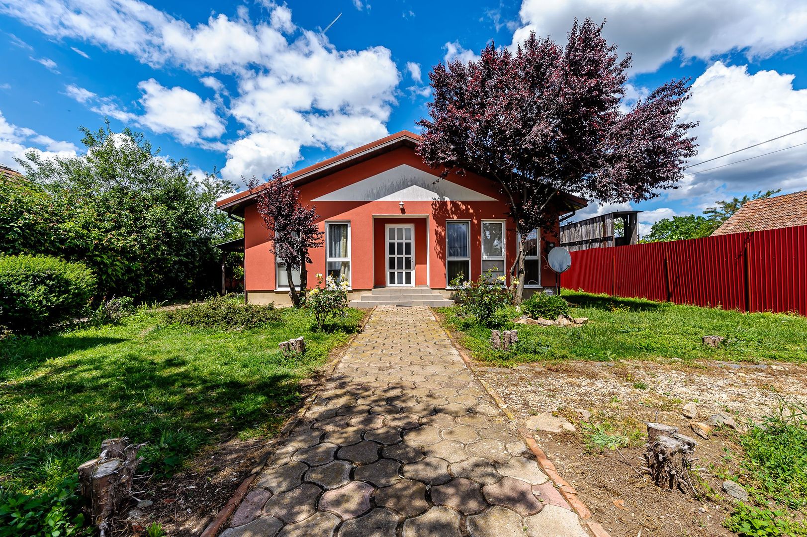 VÂNDUT! Casă 6 camere cu teren generos - Zadareni - Poză 2