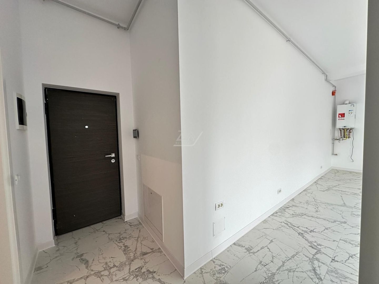 Etaj 1. Bucatarie inchisa. Drum asfaltat. Loc de parcare. - Poză 4