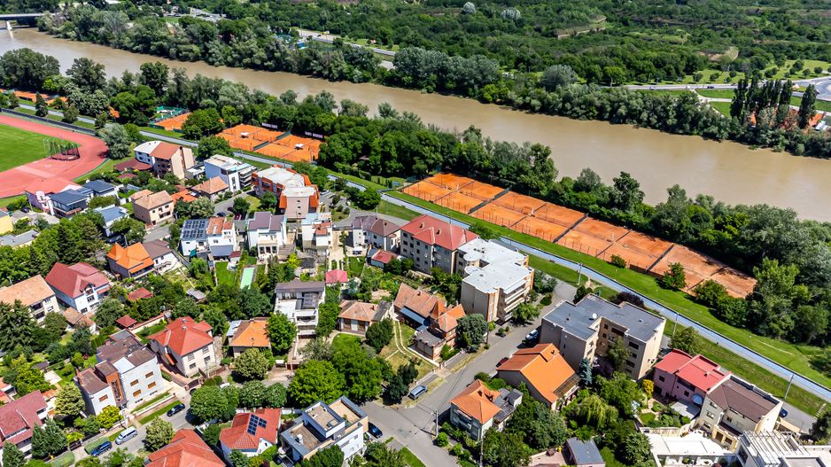 Proprietate cu teren generos în cea mai râvnită zonă a Aradului - Poză 9