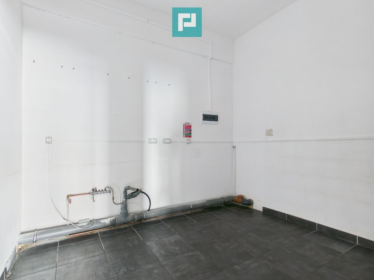 Spațiu de 135 mp cu vad comercial în Arad - Poză 4