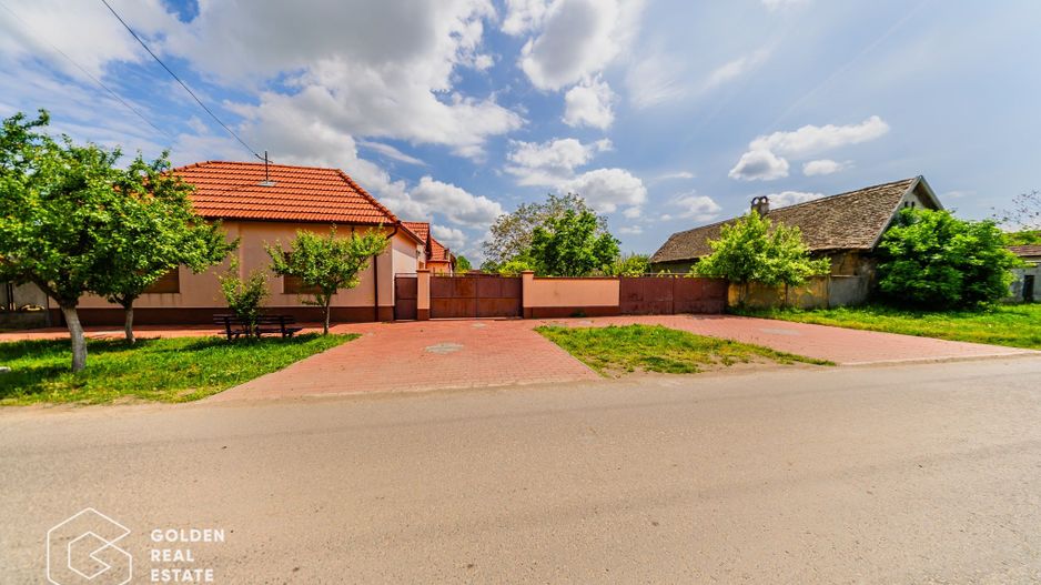 Casa situata in comuna Seitin, la cheie - Poză 1