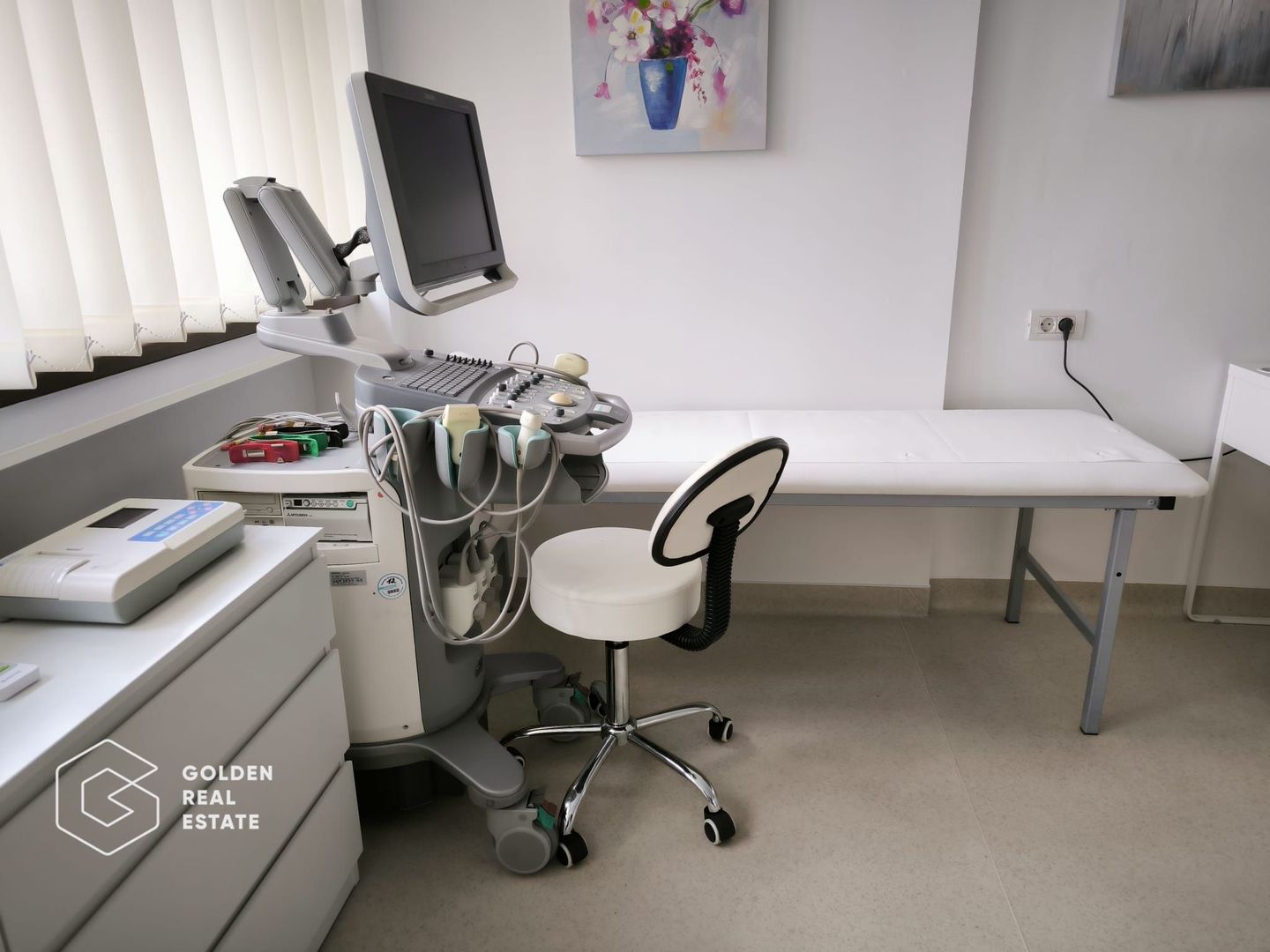 Cabinet medical ultracentral, renovat recent în Policlinica Municipala - Poză 5