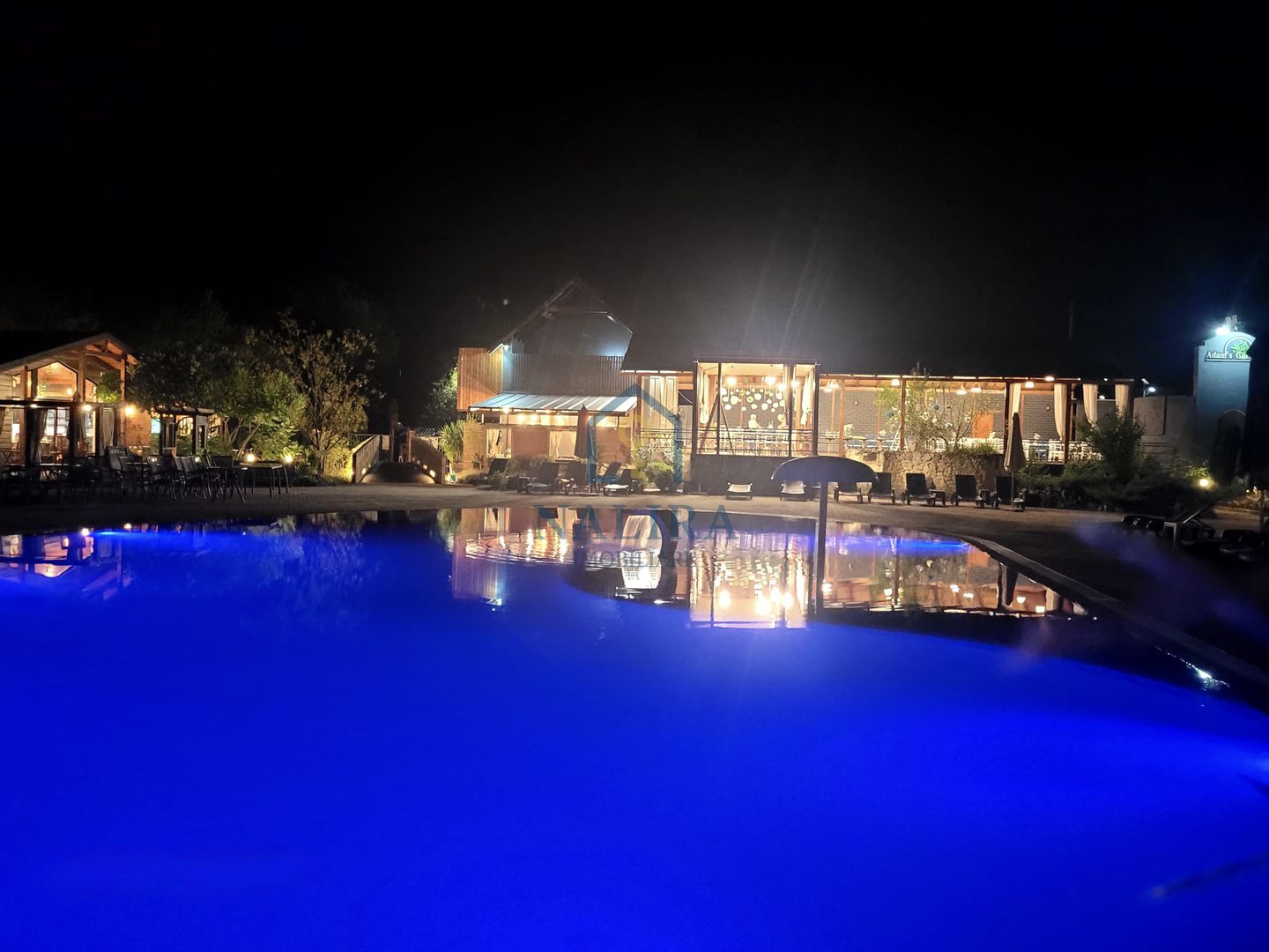 Proprietate unică de vânzare – piscină, restaurant, terasă - Poză 18