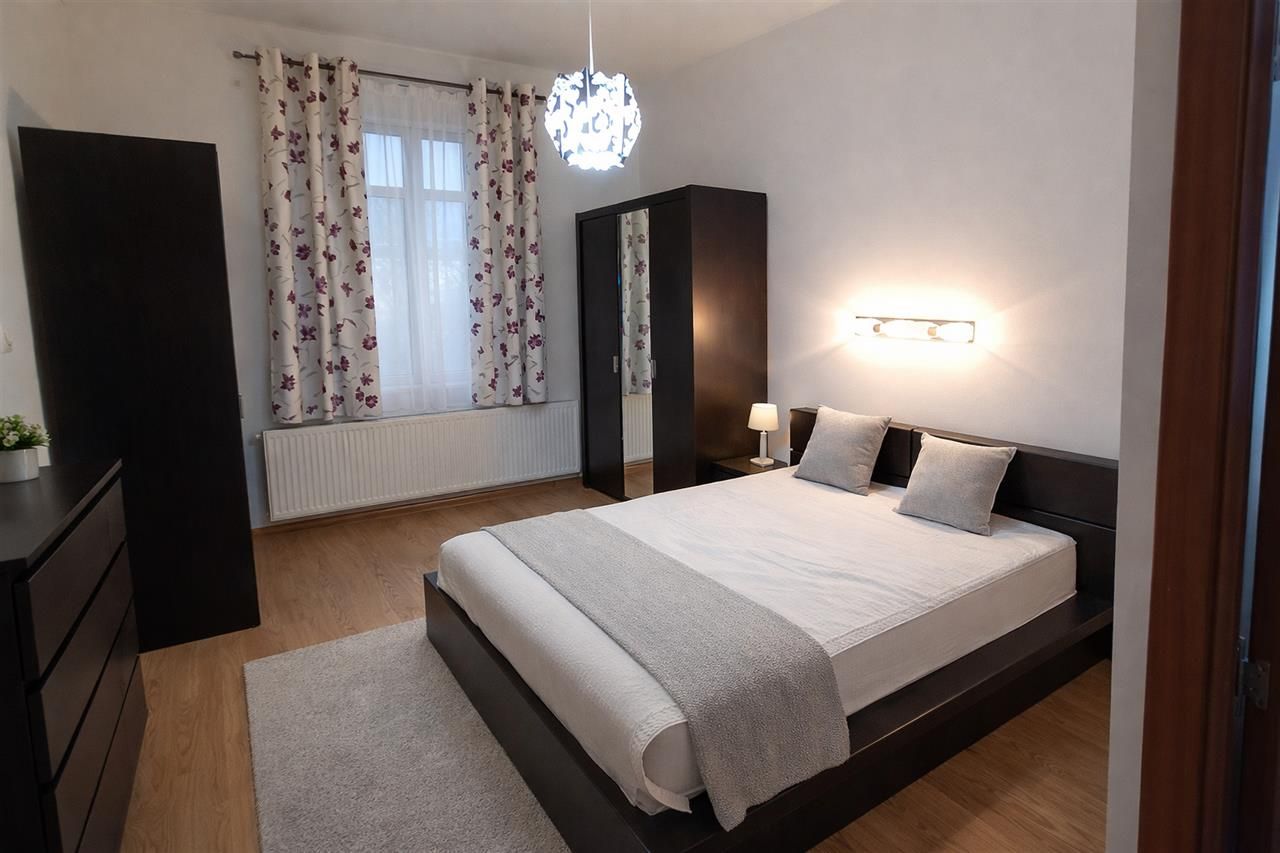 Rezidenta 4 camere,in farmec istoric, vedere Tampa,cu beci si pod,Centrul Istor - Poză 2