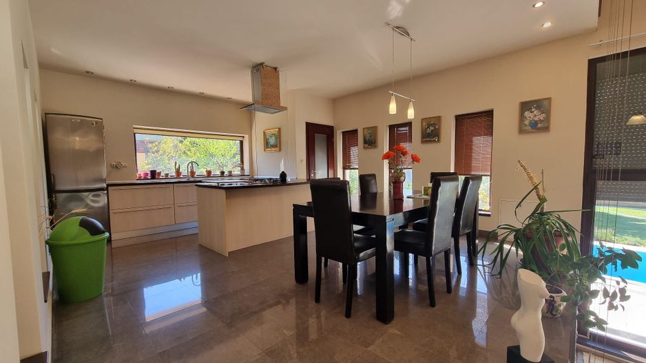 Vilă cu 4 camere de închiriat în zona Braytim cu piscina - Poză 16