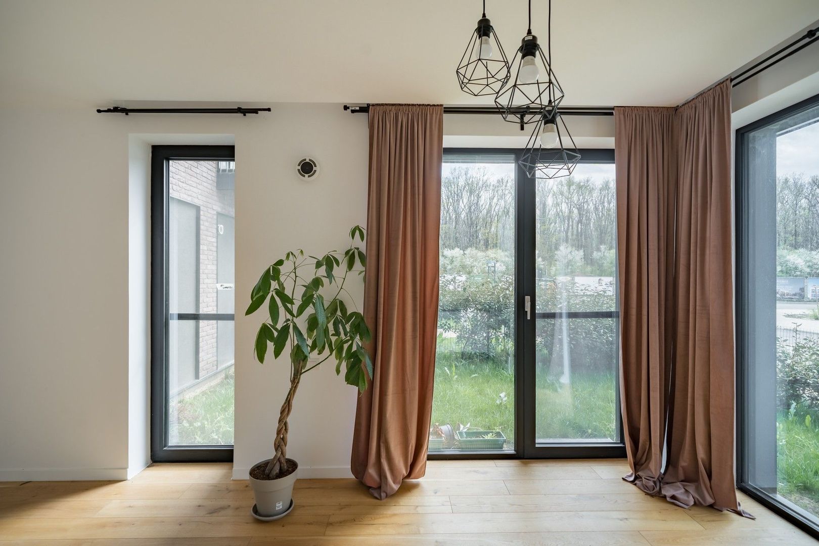 Apartament de 2 camere cu gradina RENT to BUY - Poză 3