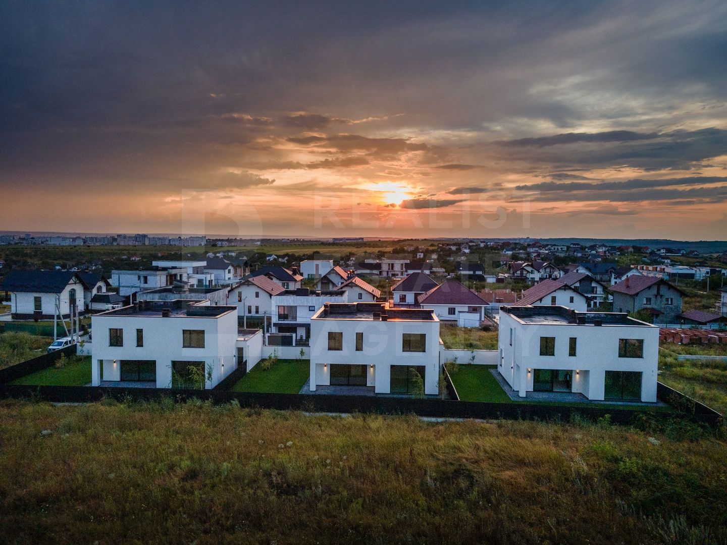 Vânzare, casă Hi-Tech, strada Sfântul Pantelimon, Tohatin - Poză 3
