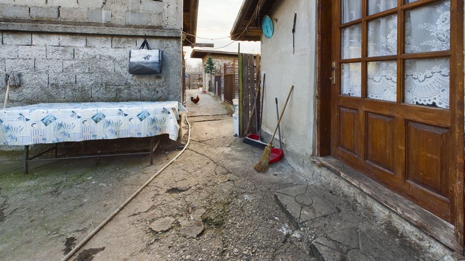 Casa modesta, 2500 mp teren, Domnesti - Poză 12