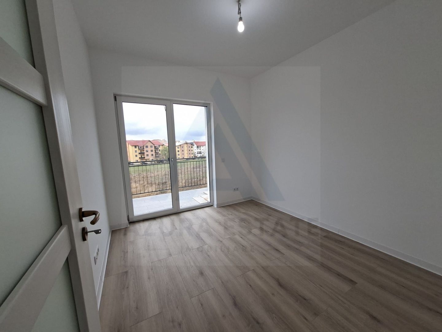 Apartament 3 camere 2 bai terasa curte si 2 locuri de parcare Selimbar - Poză 6