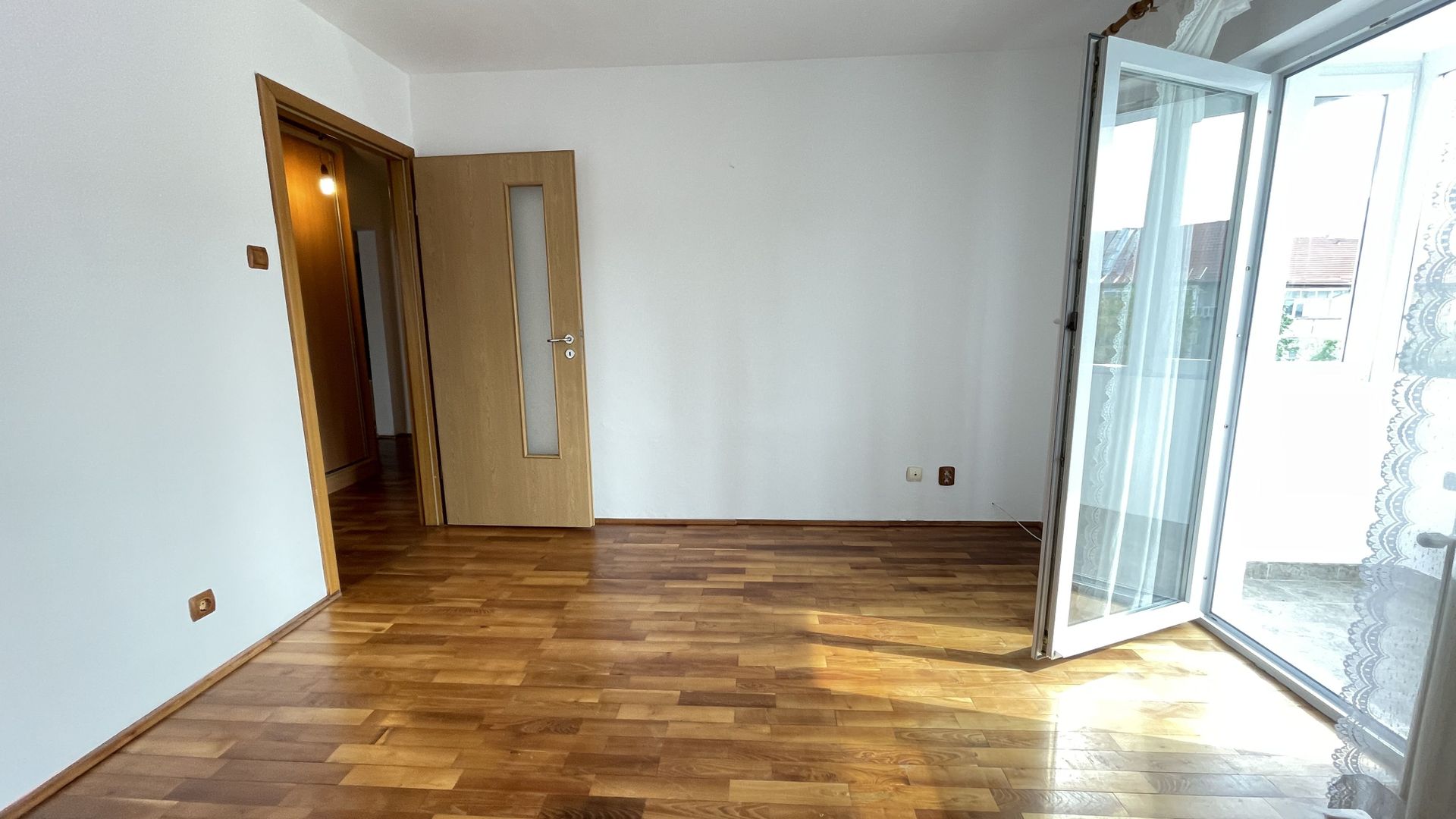 Apartament spatios cu trei camere si garaj - Poză 11